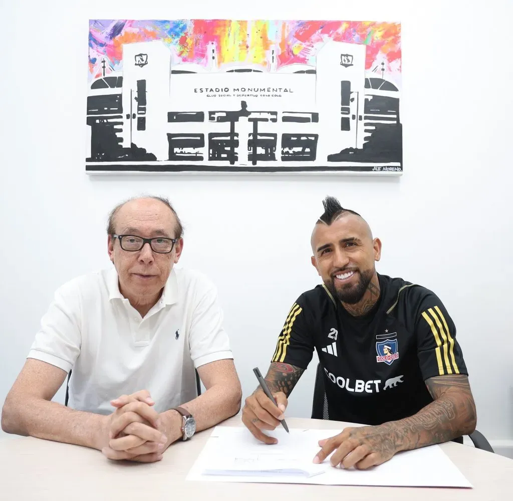Arturo Vidal estampa su firma y es nuevo refuerzo de Colo Colo.