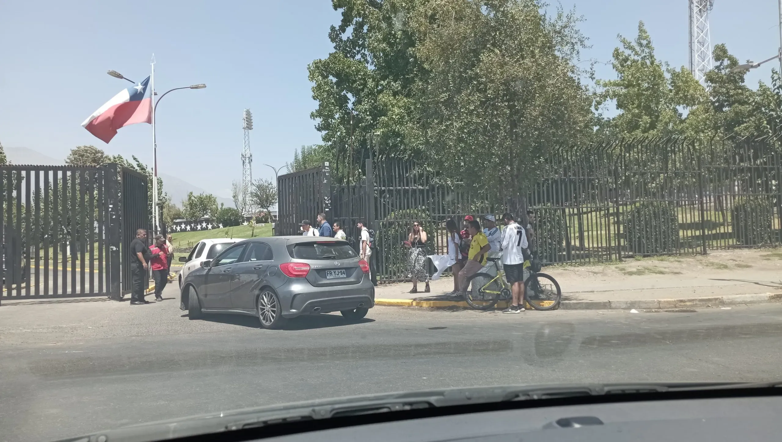 Hinchas de Colo Colo esperan por Arturo Vidal en las afueras del Estadio Monumental.