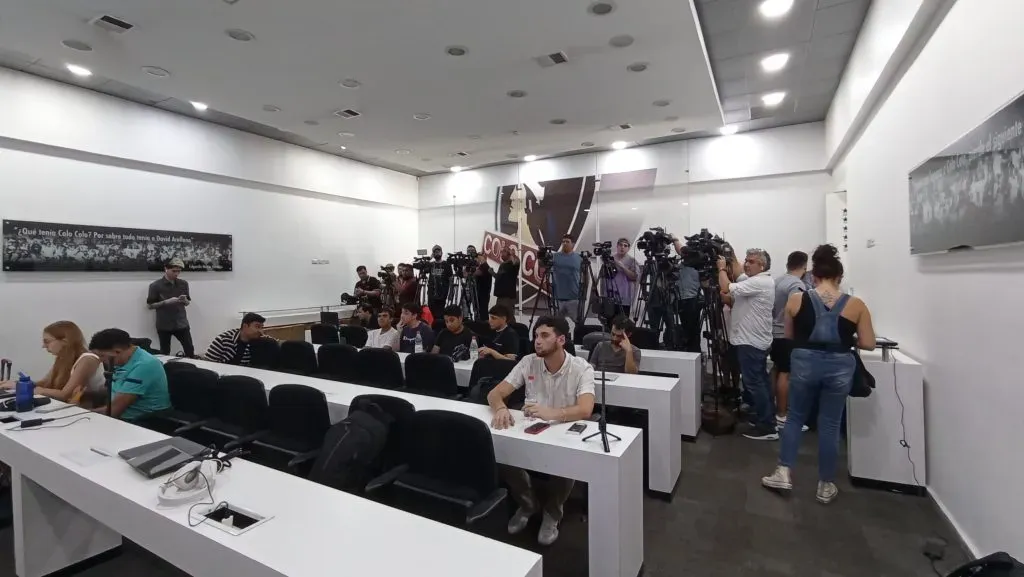 Una gran cantidad de medios de comunicación se dan cita en la conferencia de Arturo Vidal.