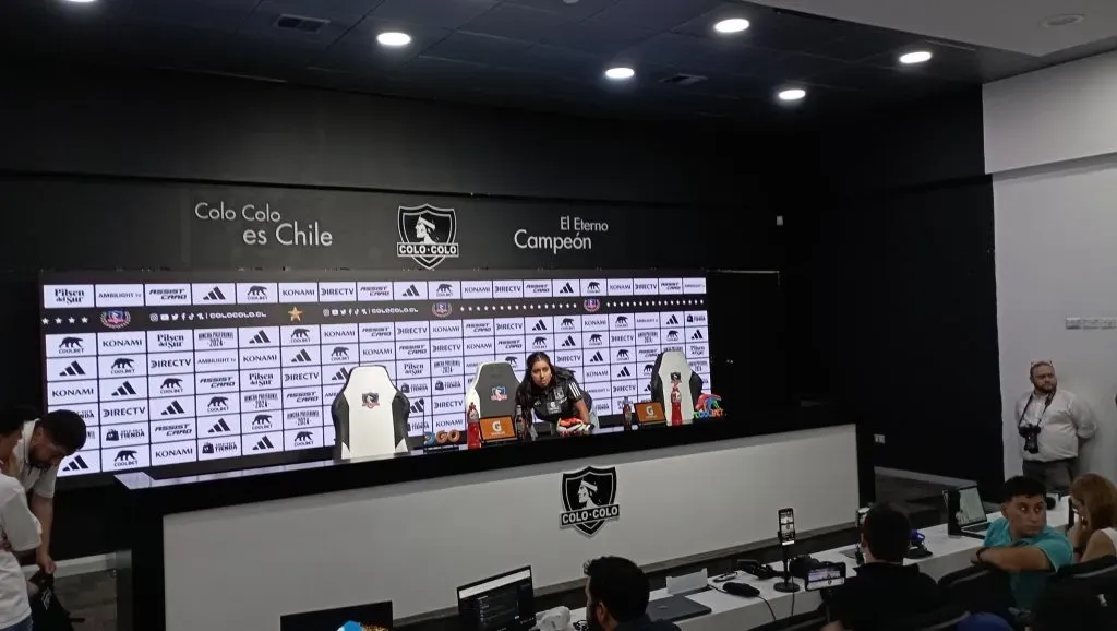 Prueba de sonido en la sala de prensa del Estadio Monumental.