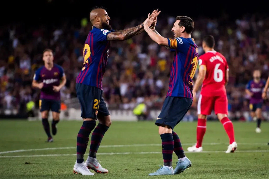 Vidal recibió el saludo de Messi al volver a Colo Colo | Foto: Getty