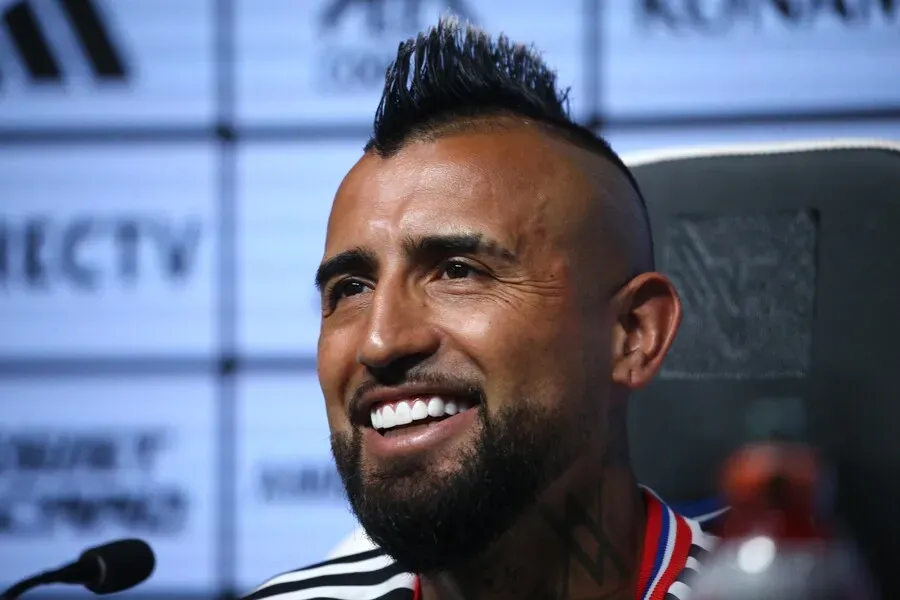 Arturo Vidal puede volver a ver minutos con Colo Colo tras 17 años. Imagen: Javier Salvo/Photosport