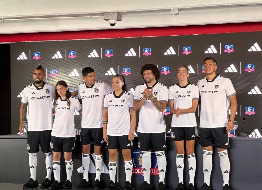 Maximiliano Falcón fue uno de los encargados de modelar la nueva camiseta de Colo Colo.
