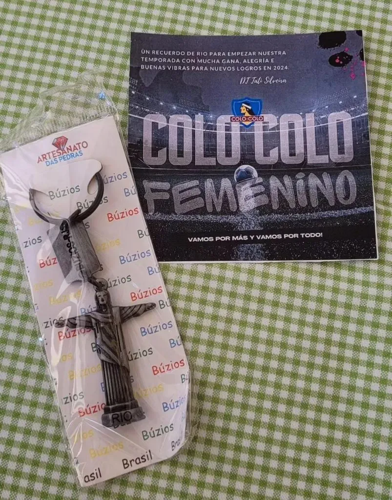 Los regalos que recibieron las jugadoras de Colo Colo Femenino. Imagen: Historia Instagram de Bernardita Hernández