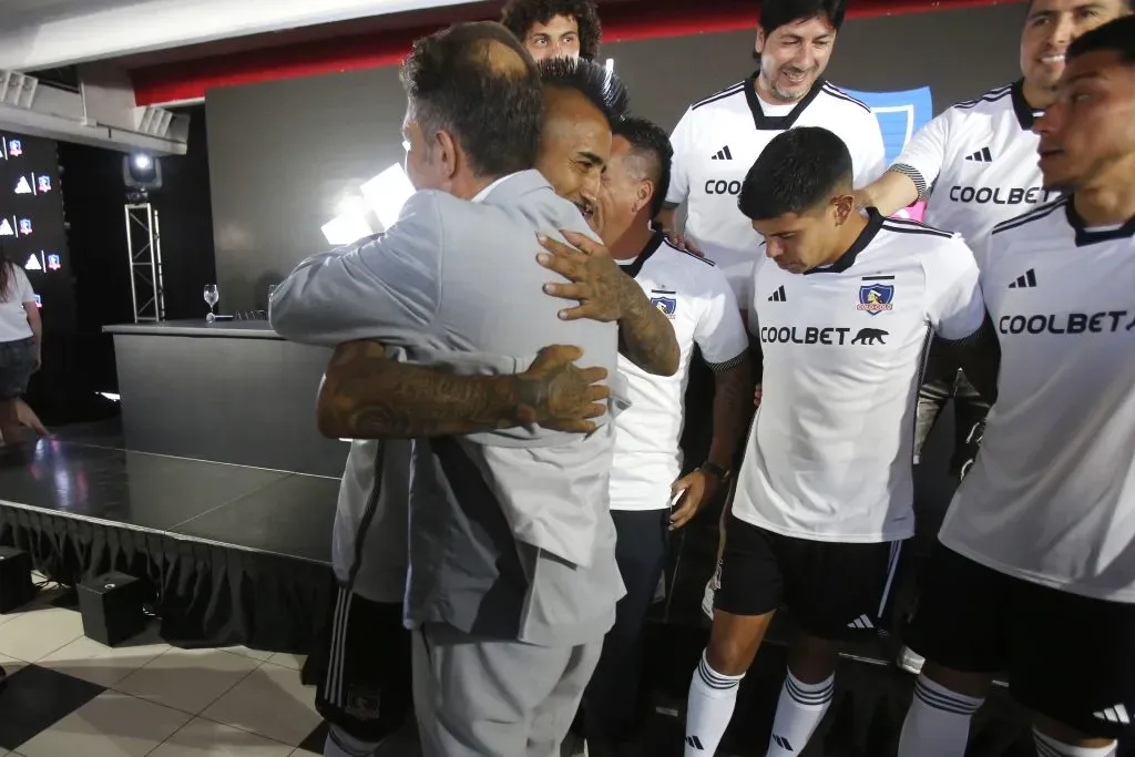 Aníbal Mosa y Arturo Vidal en la presentación de la nueva camiseta. (Foto: Photosport)