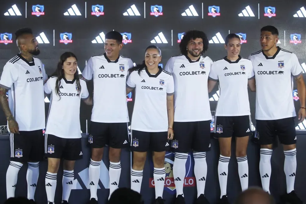 El pasado miércoles, Colo Colo anunció con bombos y platillos su nueva camiseta de local en el Estadio Monumental. Foto: Photosport.