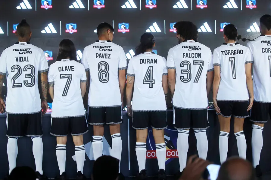 La parte posterior de la nueva camiseta que usará Colo Colo en 2024. Imagen: Jonnathan Oyarzun/Photosport