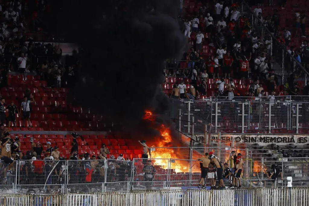Los incidentes en el Estadio Nacional que suspendieron el partido de la Supercopa. (Foto: Photosport)