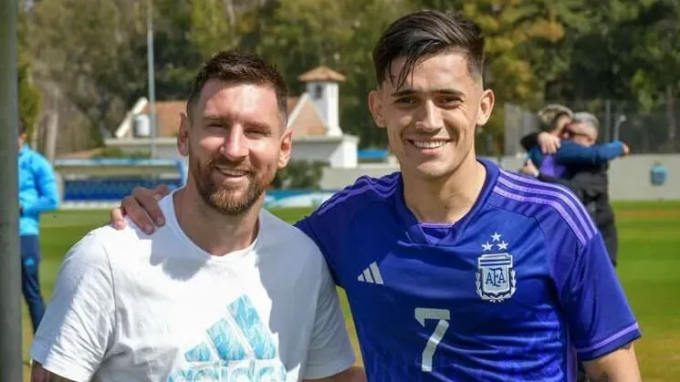 Pablo Solari con Lionel Messi