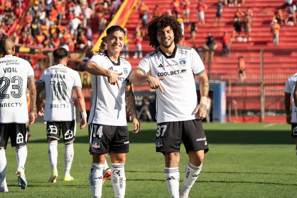 La celebración de Maximiliano Falcón y Cristián Zavala en el primer gol de Colo Colo. Imagen: Guille Salazar/DaleAlbo