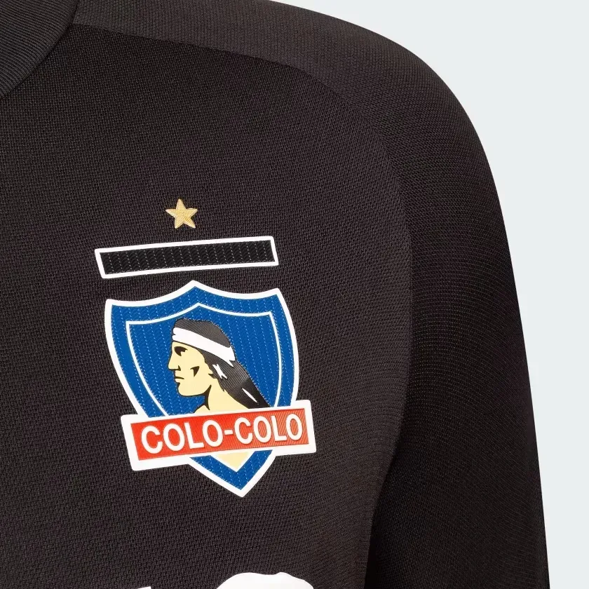 El escudo en la camiseta visita temporada 2024. Imagen: Adidas