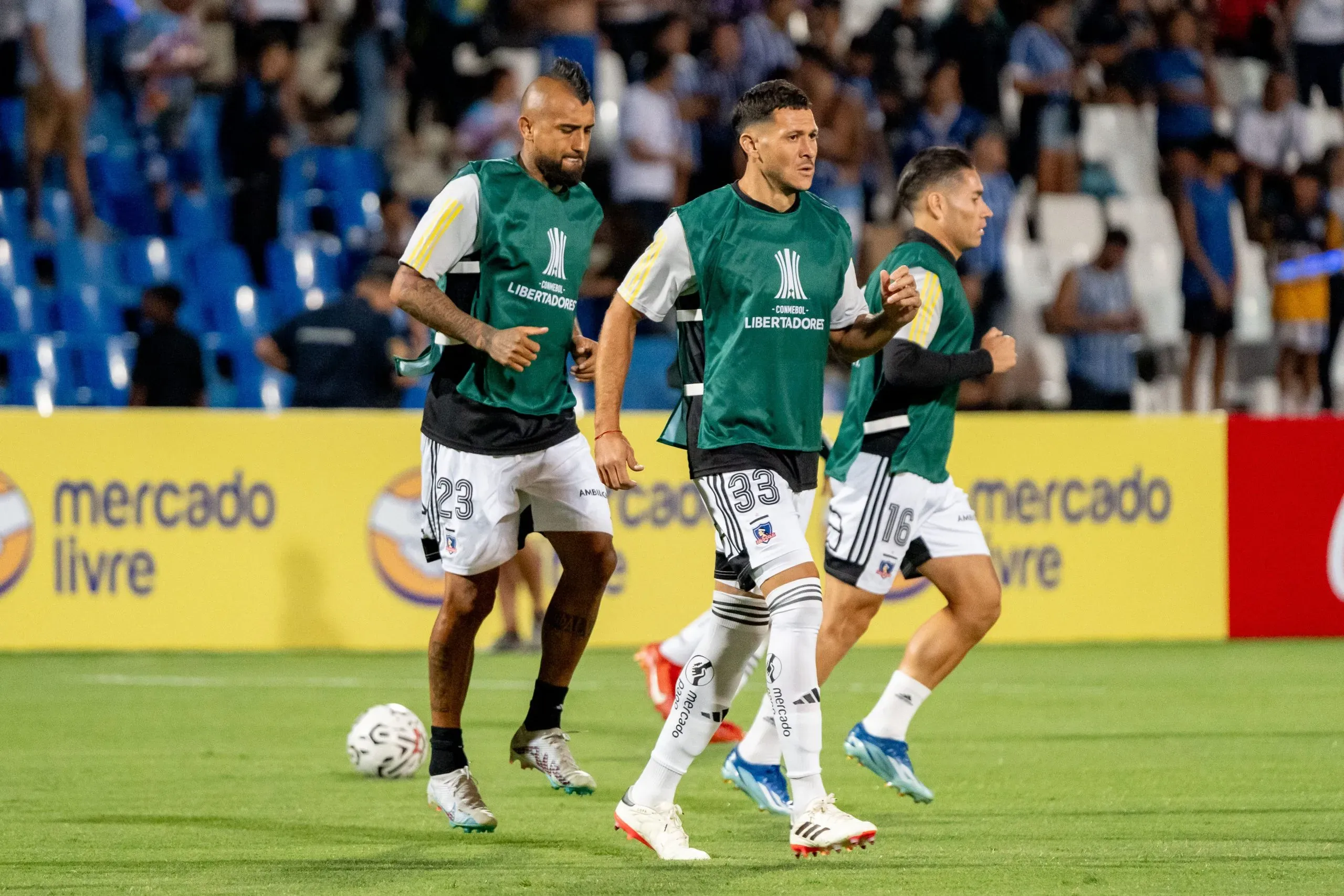 El plantel del Cacique hace el trabajo de precompetencia en el gramado del Malvinas Argentinas. Foto: Guille Salazar/DaleAlbo.