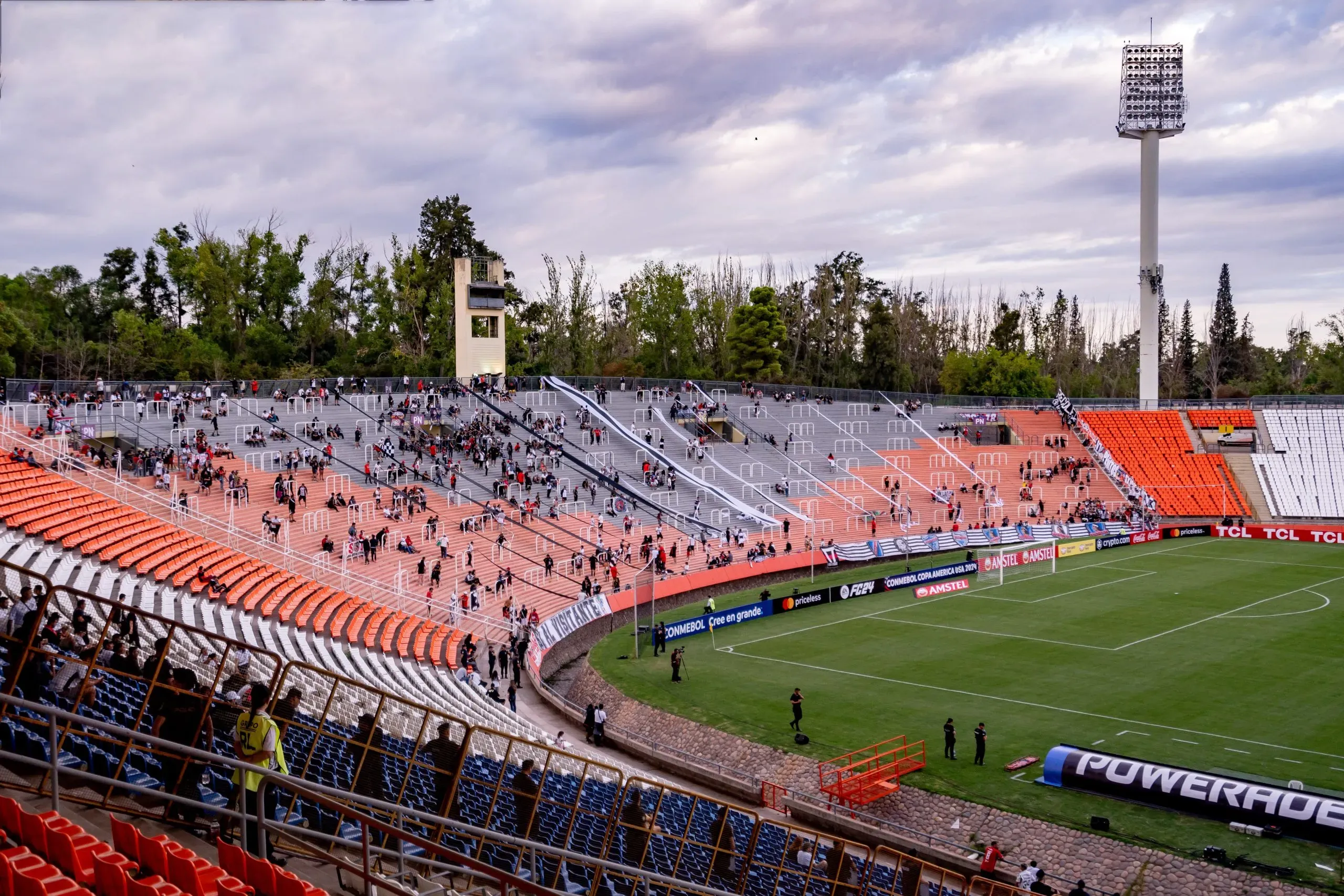 Llegan los primeros colocolinos al Malvinas Argentinas. Foto: Guille Salazar/DaleAlbo.