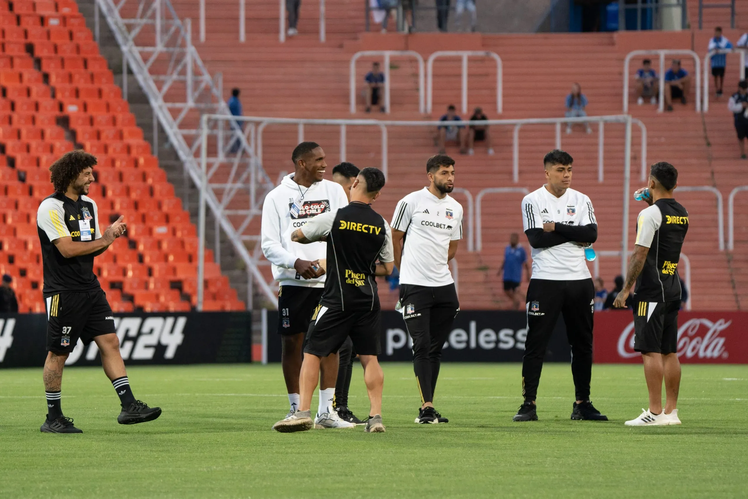 Los jugadores de Colo Colo reconocen el terreno de juego. Foto: Guille Salazar/DaleAlbo.