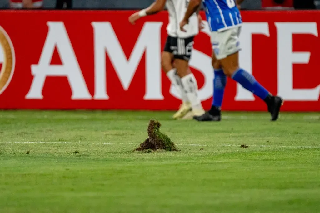 Así quedó la cancha en el Colo Colo vs Godoy Cruz por Copa Libertadores. Imagen: Guille Salazar/DaleAlbo