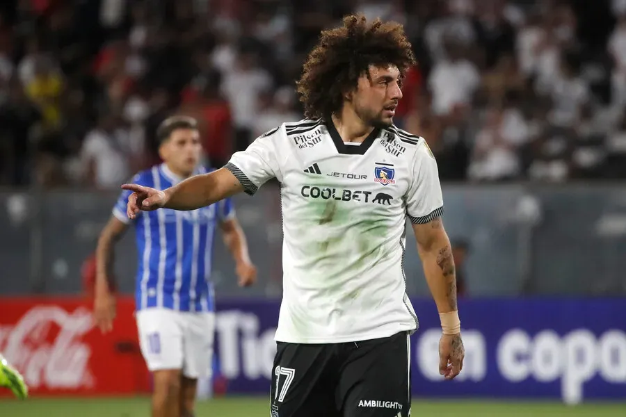 Maximiliano Falcón con la camiseta manchada de pintura en el Colo Colo vs Godoy Cruz. Imagen: Jonnathan Oyarzun/Photosport