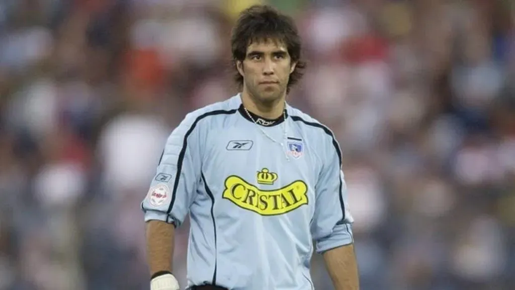 Claudio Bravo vistiendo la camiseta de Colo Colo