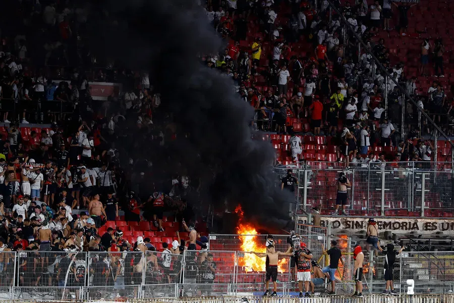 Los incidentes provocaron la sanción a 12 mil hinchas de Colo Colo. Imagen: Felipe Zanca/Photosport