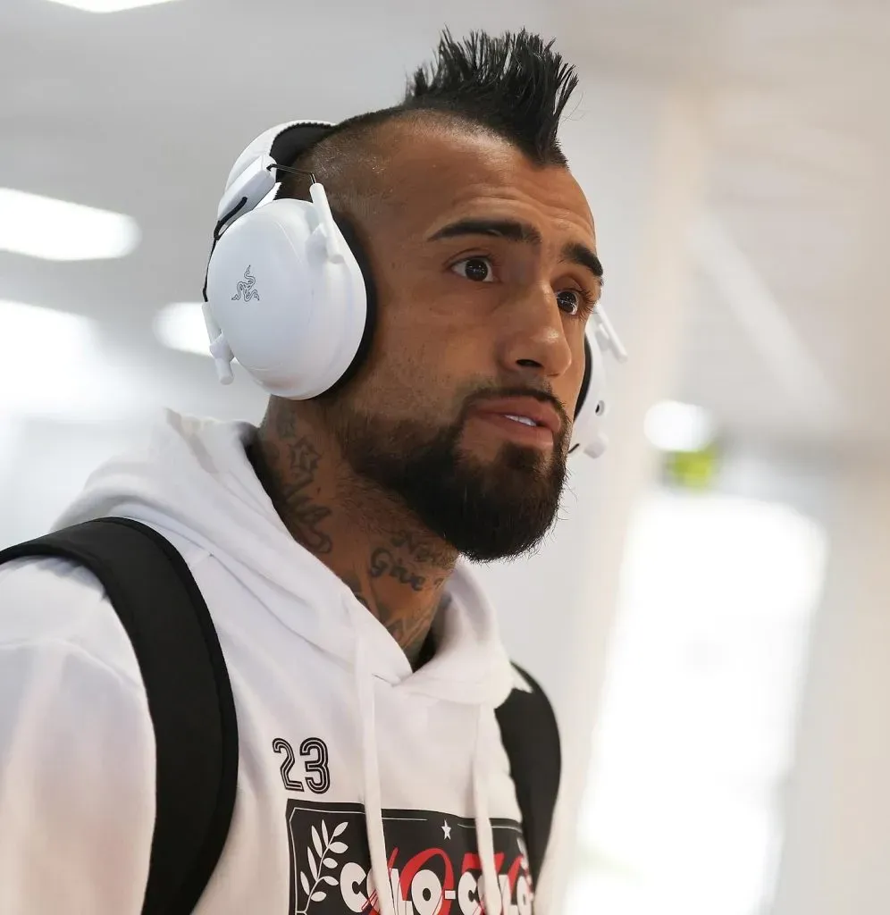 Arturo Vidal en la llegada a Paraguay. (Foto: Colo Colo)