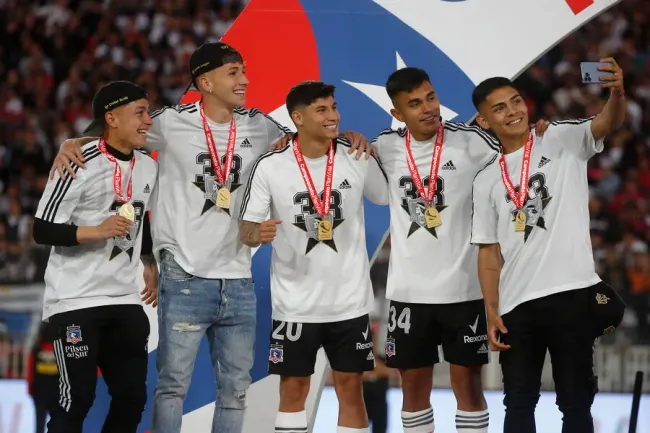 Luciano Arriagada festejando el Campeonato Nacional 2022 con Colo Colo. Imagen: Jonnathan Oyarzun/Photosport