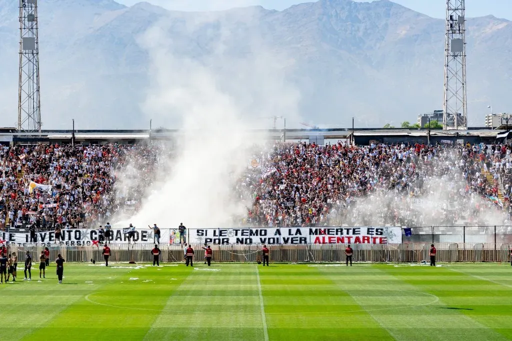 Colo Colo vivió el aliento de su hinchada en la previa del Superclásico. Imagen: Guille Salazar/DaleAlbo