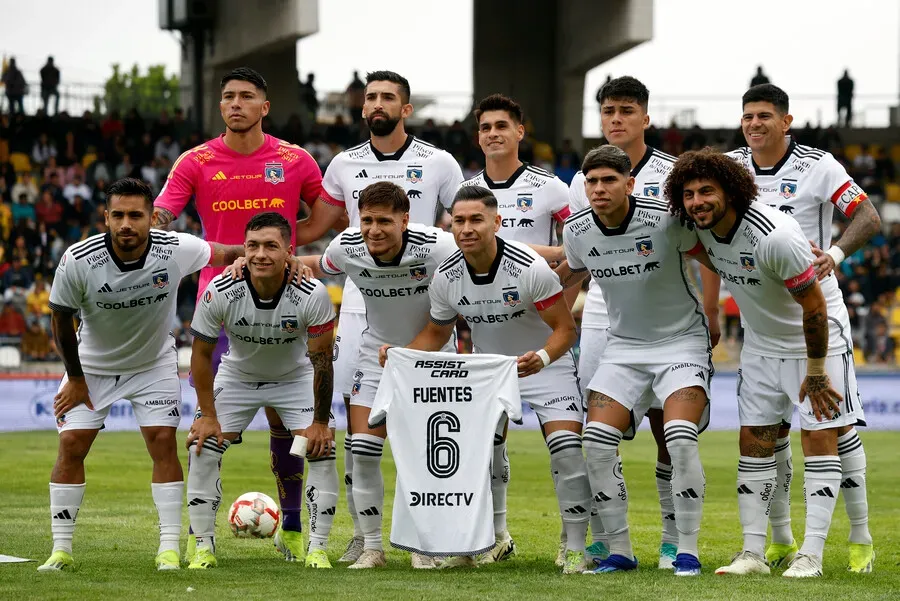 Los jugadores de Colo Colo posan con la camiseta de César Fuentes. Imagen: Andres Pina/Photosport