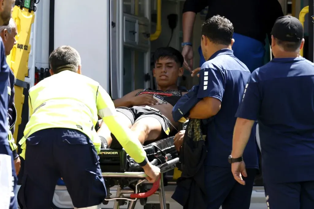 Dixon Pereira salió del estadio en ambulancia. (Foto: Photosport)