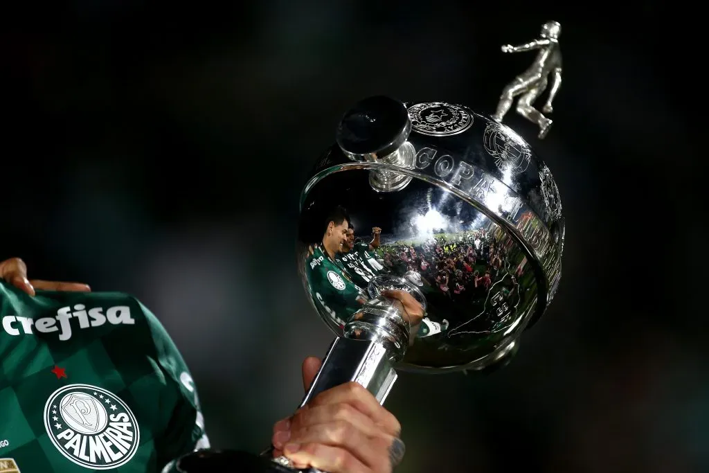 El trofeo de Copa Libertadores que disputarán los 32 clubes clasificados. (Foto: Getty Images)