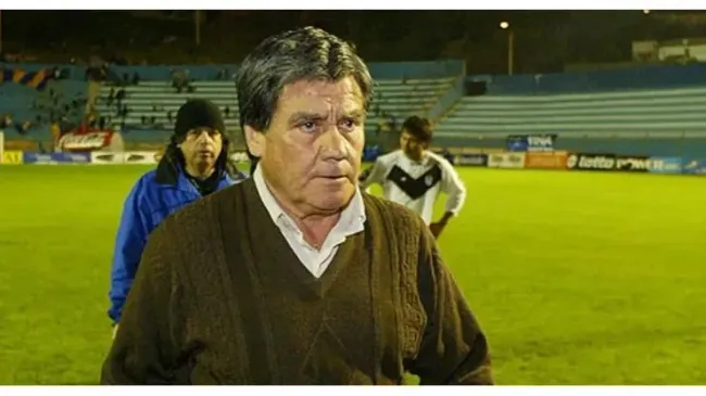 Orlando Aravena en su último paso como entrenador, en Santiago Morning, donde dirigió a un joven Esteban Paredes.