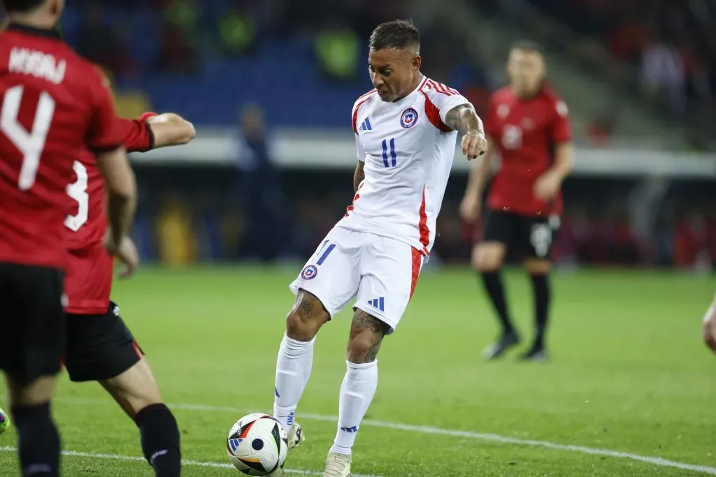 Con un potente derechazo, Eduardo Vargas marcó el 1 a 0 para la Roja ante Albania. Foto: Photosport.