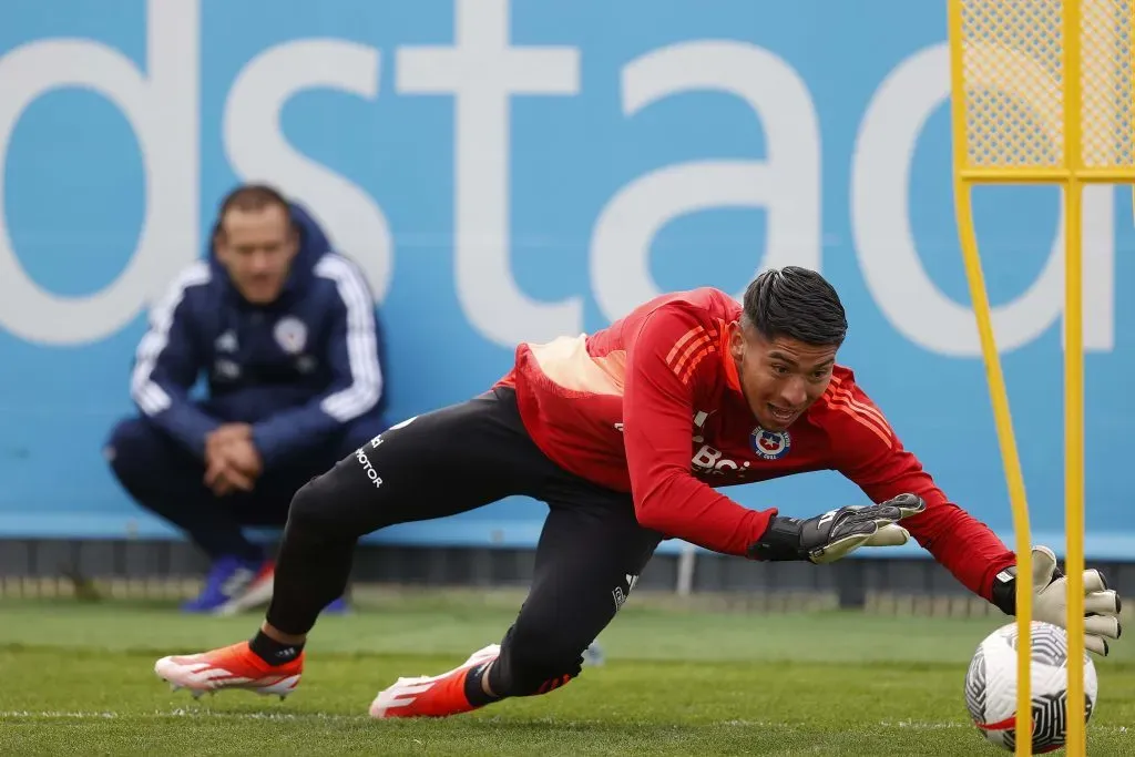 Brayan Cortés sería la gran novedad en el arco de Chile vs Francia. Imagen: Comunicaciones FFCh