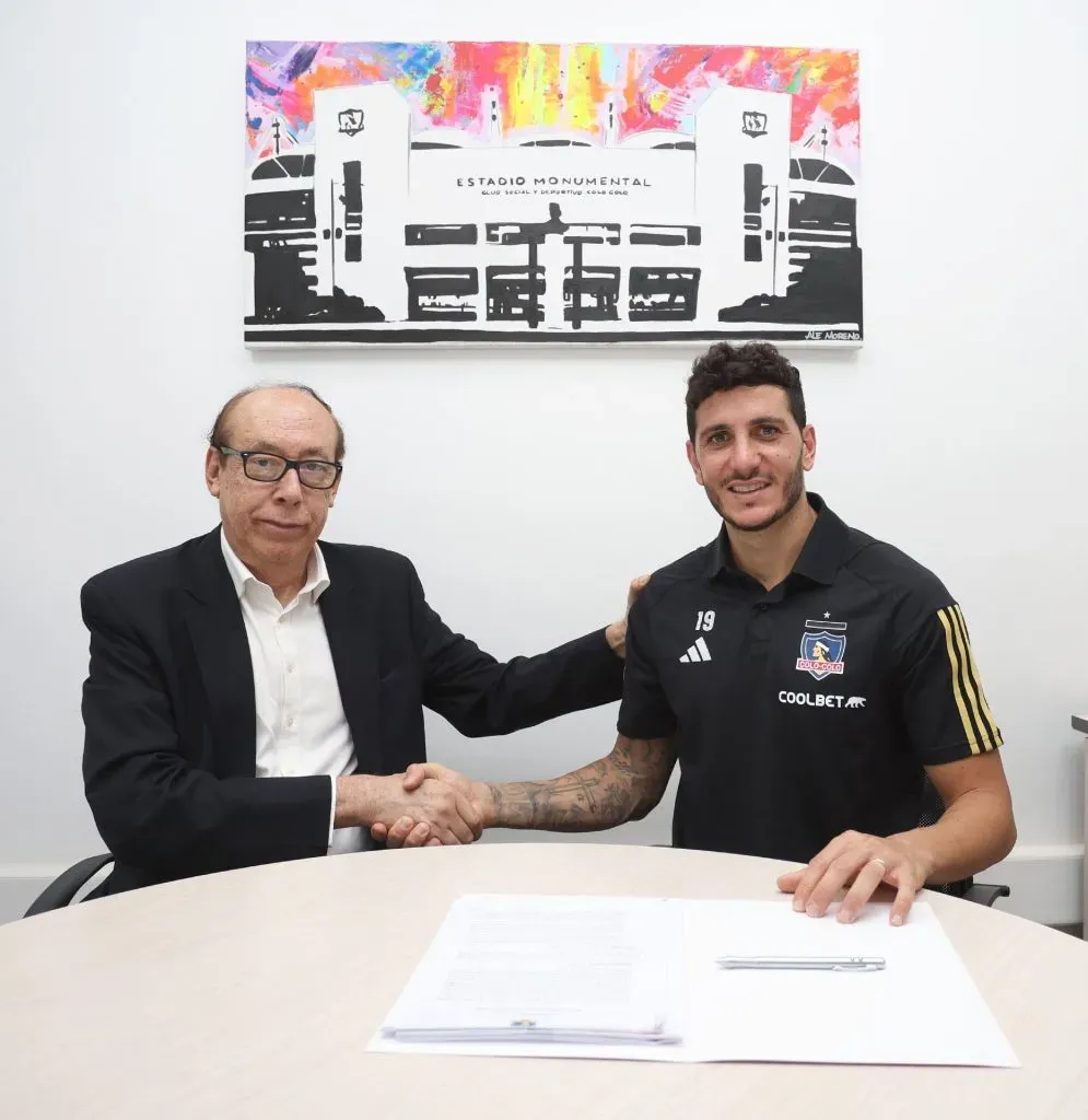 Gonzalo Castellani firmando su contrato con Colo Colo. (Foto: @ColoColo)