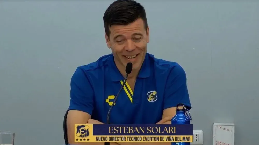 Esteban Solari en la conferencia de prensa previa al partido ante Colo Colo