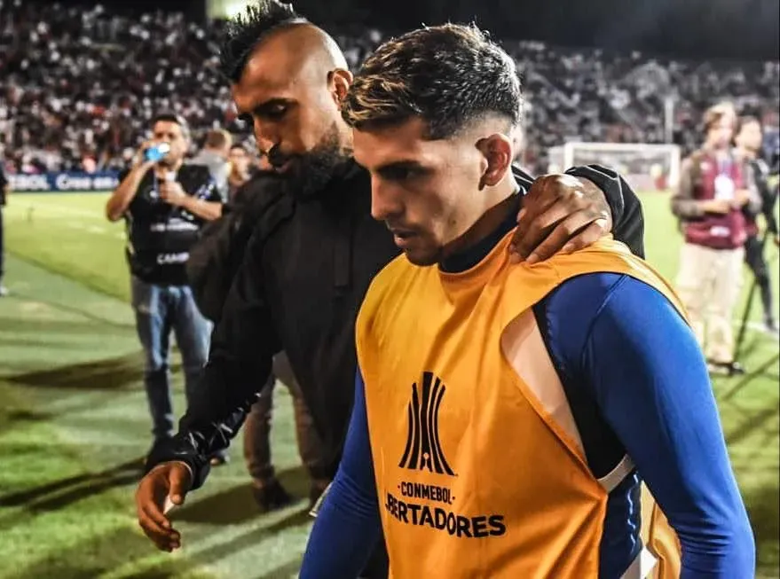 Arturo Vidal y Hernán López Muñoz intercambiaron camisetas luego de la clasificación de Colo Colo a la fase 3 de la Copa Libertadores.