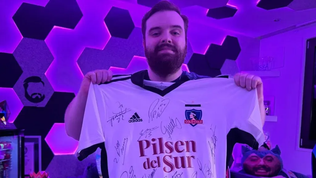 Ibai Llanos alucina con camisetas de Colo Colo.