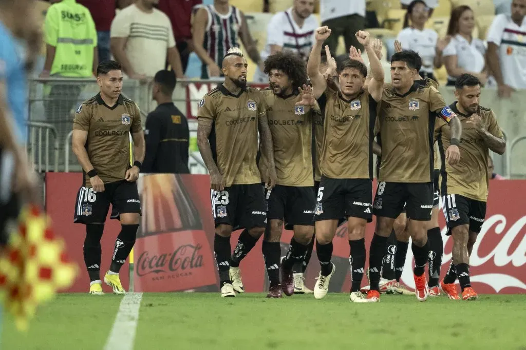 Colo Colo celebra el gol de Paiva