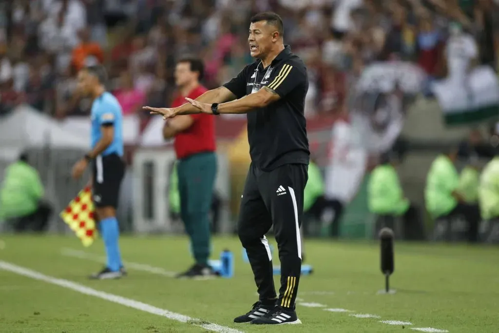 Jorge Almirón aplaudió al plantel de Colo Colo por el partido en Maracaná | Foto: Imago