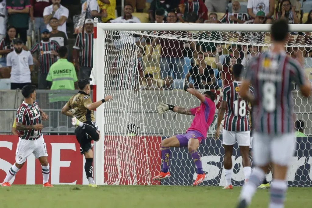 Germán Cano le ganó la espalda a Óscar Opazo y marcó el tanto del triunfo para Fluminense. 