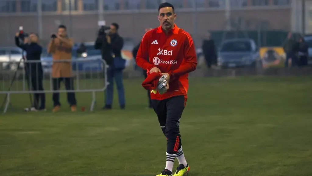 Claudio Bravo jugando con la Selección
