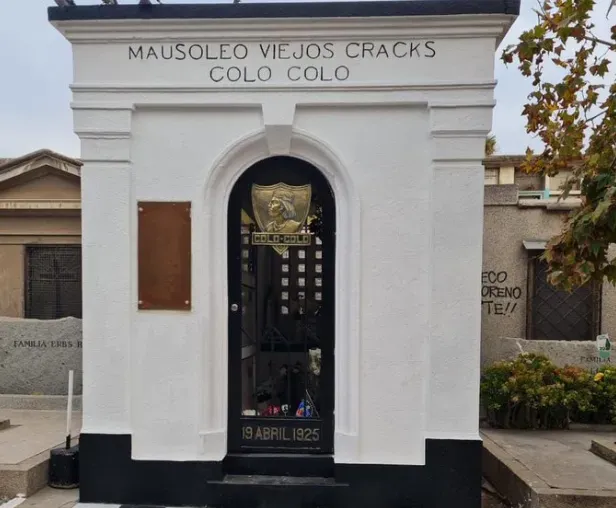 Mausoleo Viejos Cracks en el Cementerio General | Foto: CSD Colo Colo