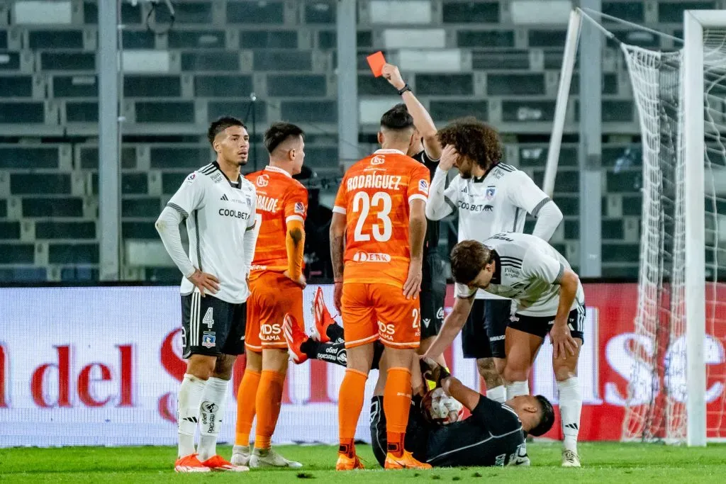 Colo Colo jugó con uno más casi todo el segundo tiempo.