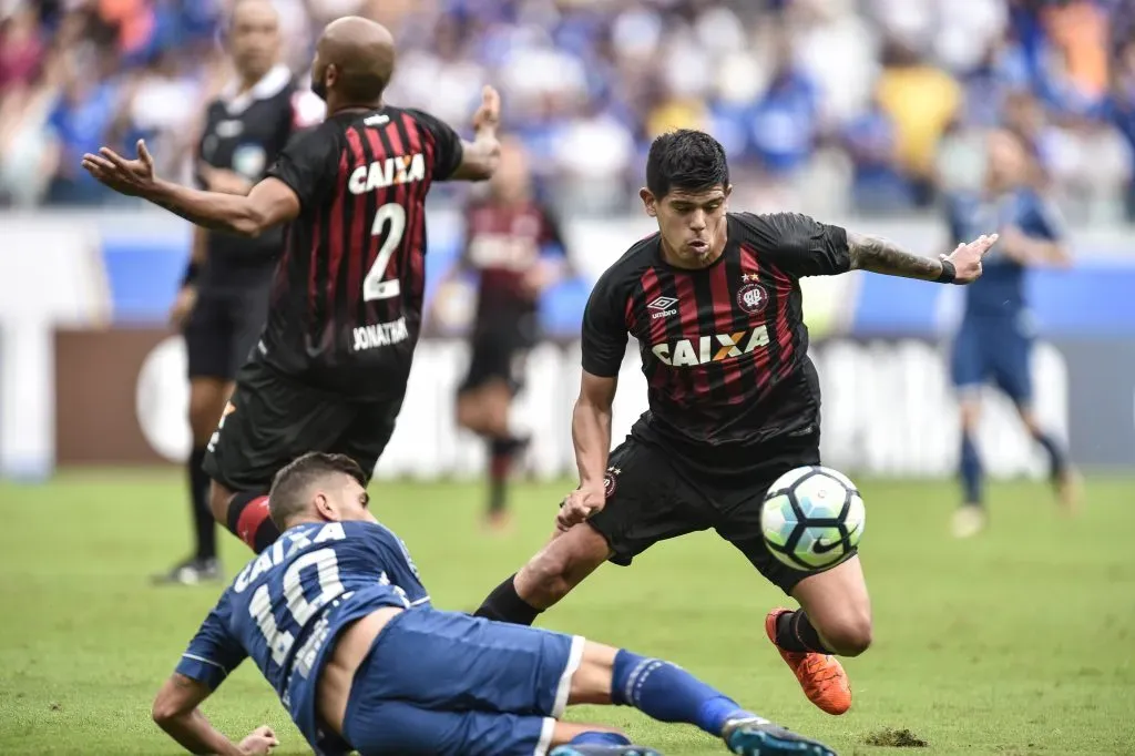 Esteban Pavez jugando por el Athletico Paranaense