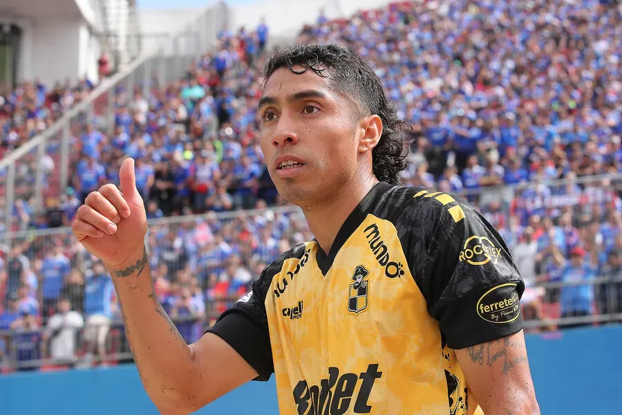 Gonzalo Fierro pide a Luciano Cabral para Colo Colo. Imagen: Andres Pina/Photosport