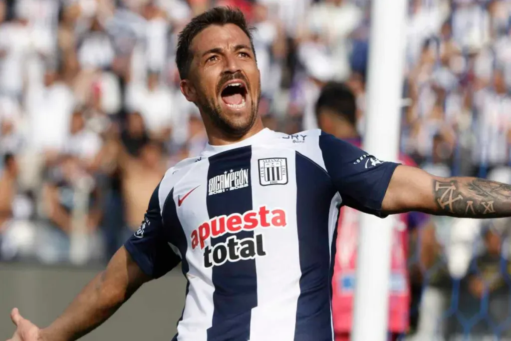 Gabriel Costa jugando con la camiseta de Alianza Lima