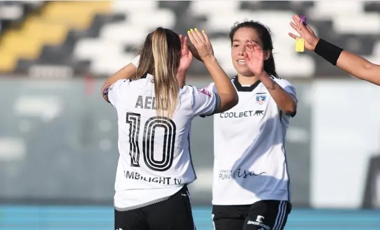 Yastin Jiménez celebra con Yanara Aedo en el Monumental