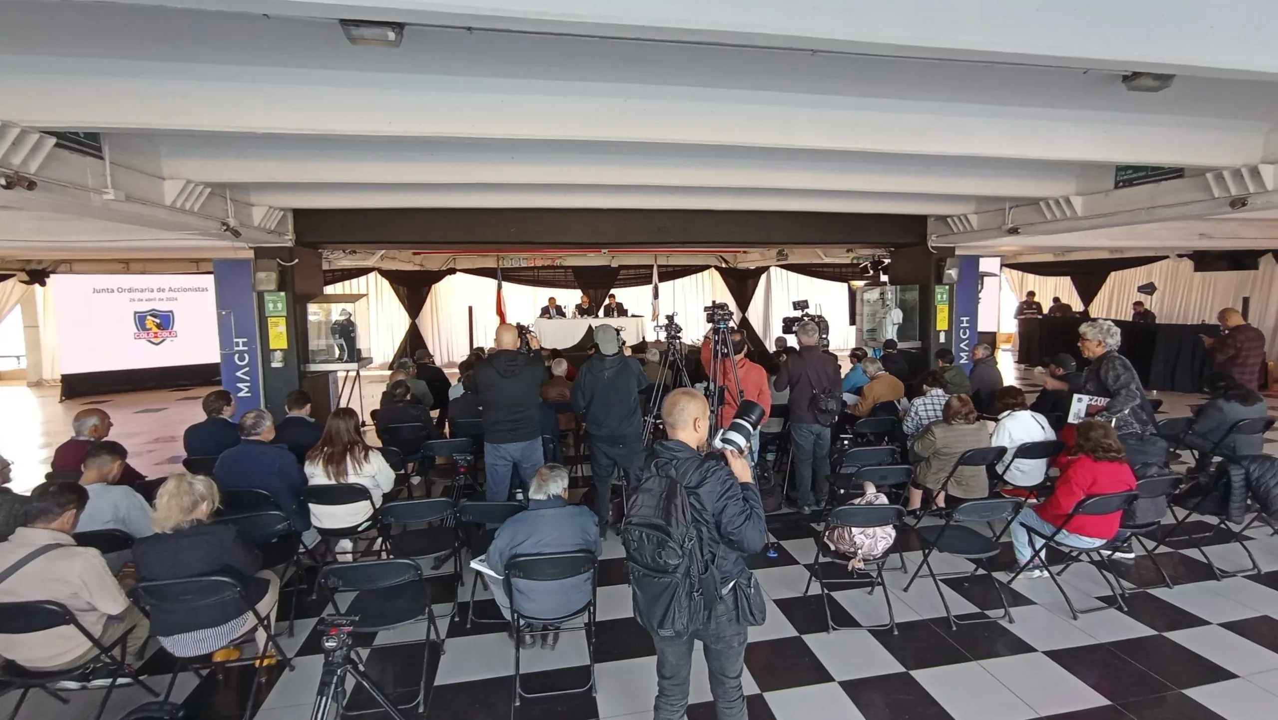Los accionistas presentes en el Estadio Monumental.