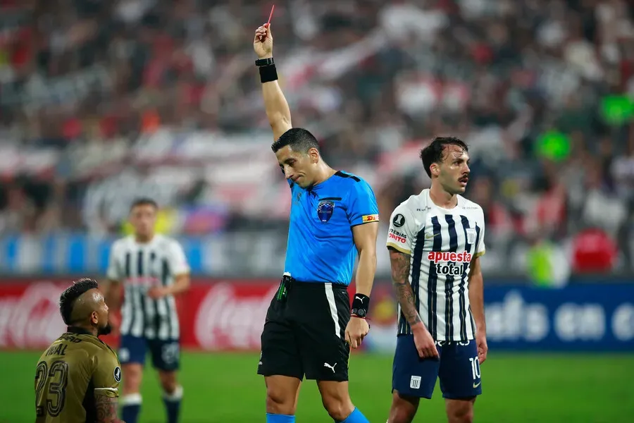 Arturo Vidal fue expulsado en el empate frente a Alianza Lima. Imagen: Daniel Apuy/Photosport