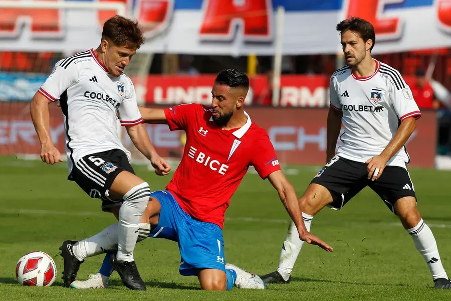 Mauricio Isla jugando contra Colo Colo cuando defendía a Universidad Católica. Imagen: Dragomir Yankovic/Photosport