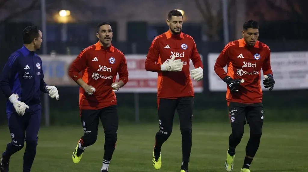 Brayan Cortés quiere ganarle el puesto a Claudio Bravo y a Gabriel Arias