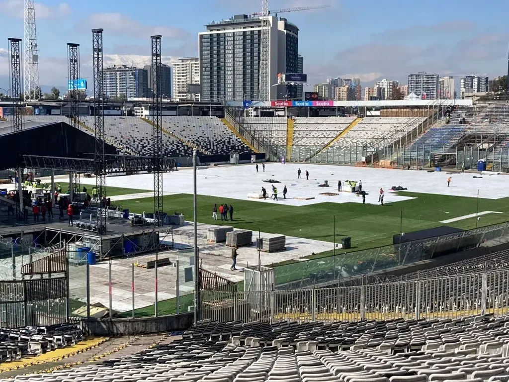 Parte de los trabajos para montar un concierto en el Estadio Monumental.